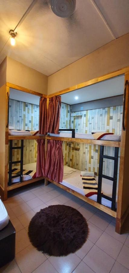 Albergue Escape Backpackers Kk Kota Kinabalu Exterior foto