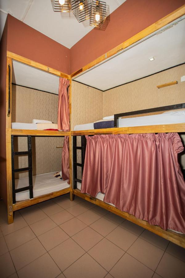 Albergue Escape Backpackers Kk Kota Kinabalu Exterior foto
